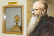 左：コルベ神父のあごひげ（聖遺物）/右：コルベ神父（聖マキシミリアノ・マリア・コルベ司祭殉教者）