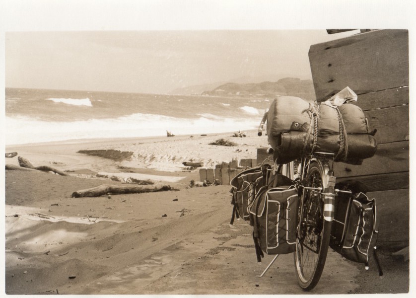 自転車と海（１９６９年10月、出発後１０日。自転車も新しい）