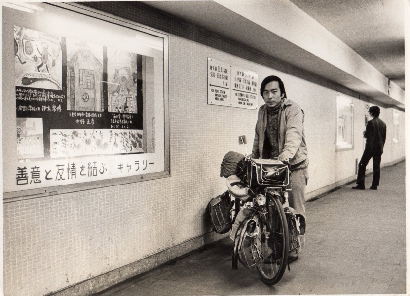 展示会場と自転車（1970年11月東京の児童画展会場で）