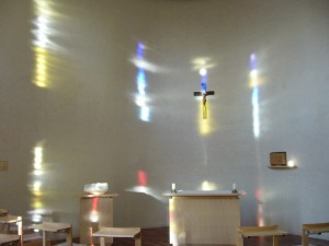 修道院の聖堂と午後の光